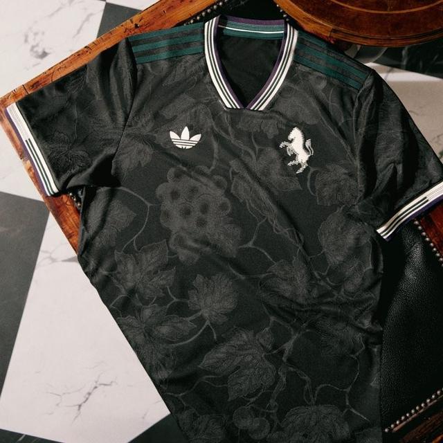 B体育-尤文发布新款二客球衣：黑色+深绿色设计，图案灵感源自葡萄