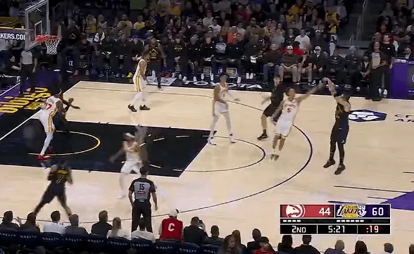 b体育-无敌！东契奇三分3中3连拿12分，湖人轰出21-2领先老鹰19分