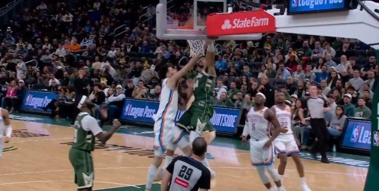 b体育官网-拿你撒气！字母哥转身到篮下暴力隔扣霍姆格伦